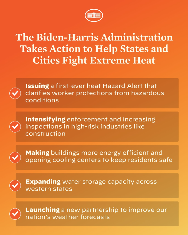 Plakat mit der Aufschrift "Die Biden-Harris-Verwaltung ergreift Maßnahmen, um den Staaten und Städten beim Kampf gegen extreme Hitze zu helfen" mit einem roten und weißen Schild-Design mit einem Blitz, eingerahmt von einem gelben Rand auf einem weißen Hintergrund.