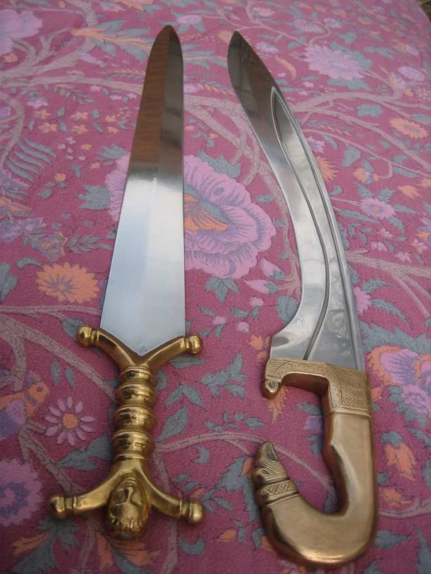 Zwei Schwerter auf einem Tuch ausgebreitet.