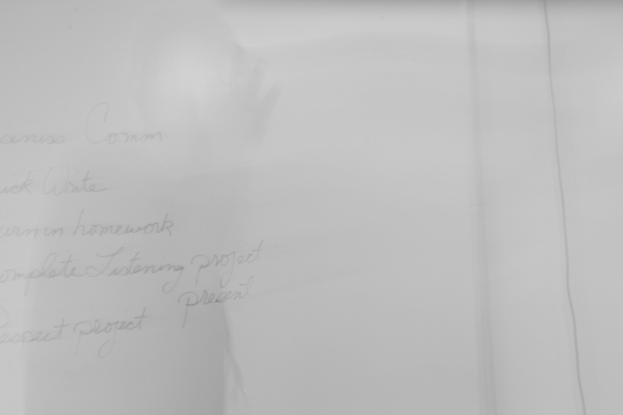 Ein Stück Papier mit etwas darauf geschrieben.