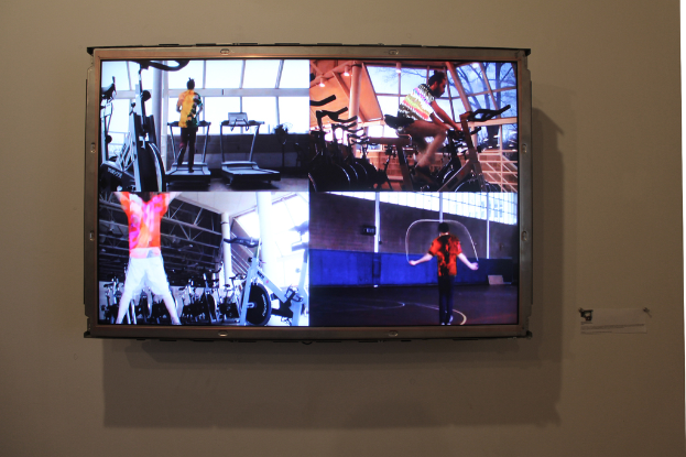 Ein wandmontierter Fernseher mit Menschen, die Sport treiben.