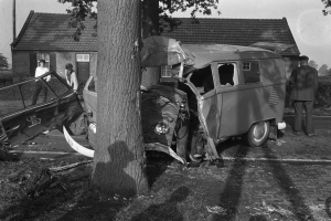 POL-RBK: Rosrath - Pkw prallt frontal gegen Baum - Fahrer schwer verletzt