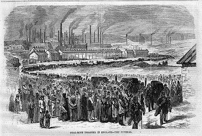 Schwarz-weiß-Zeichnung von Menschen vor einer Fabrik mit Häusern und Rauch aus Schornsteinen, betitelt "coal-mine disaster in England the final" unten.