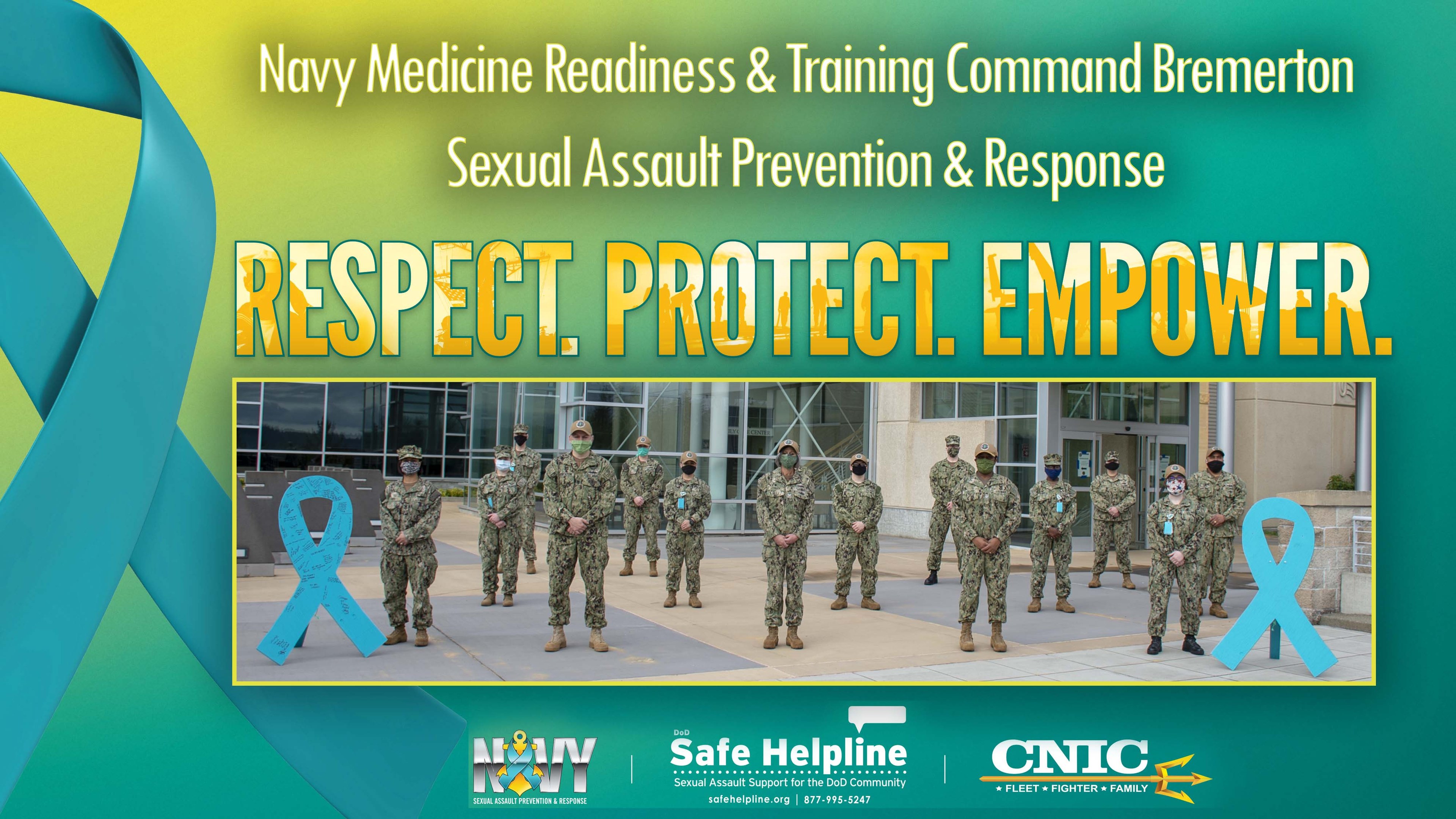 Plakat mit Navy-Personal in Uniform vor einem Gebäude, mit dem Text "Navy Medicine Readiness & Training Command Bremerton: Sexual Assault Prevention & Response - Respect, Protect, Empower."