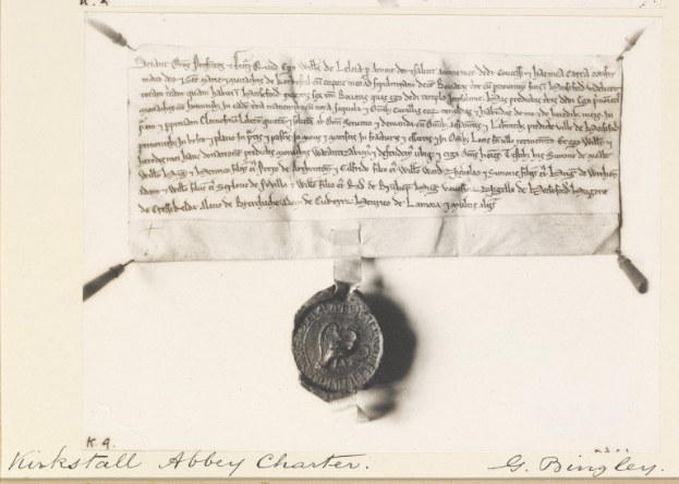 Schwarzes und weißes Foto eines Dokuments mit einem Wachssiegel, wahrscheinlich ein Vertrag, mit gedrucktem Text und einem kreisförmigen Siegel unten.