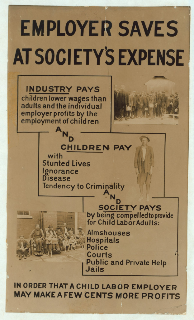 Ein hellgelbes Plakat mit einem weißen Rand zeigt eine fette schwarze Schrift, die "Arbeitgeber spart auf Kosten der Gesellschaft" lautet, und Bilder einer vielfältigen Gruppe von Menschen, die den Betrachter anblicken.