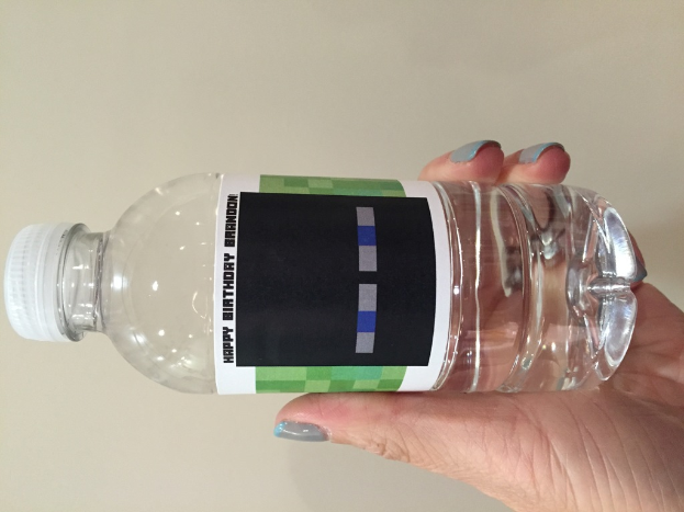 Eine Person hält eine Wasserflasche in der Hand.