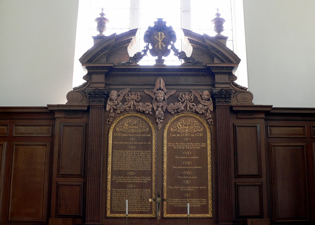 Eine Museumstafel mit Text und Skulpturen darauf.