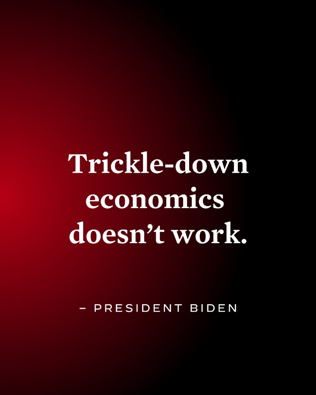 Ein Plakat mit fetter, schwarzer Schrift auf weißem Hintergrund, eingerahmt von einem schmalen schwarzen Rand, das den Text "Trickle-Down Economics Doesn't Work" zeigt und einen Zitat von Präsident Biden enthält.