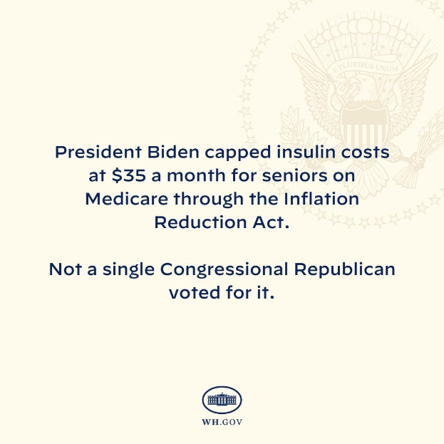 Plakat mit der Aufschrift "Präsident Biden beschränkt die Kosten für Insulin auf 35 Dollar pro Monat für Senioren mit Medicare durch das Inflation Reduction Act" und einem Logo.