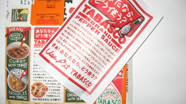 Ein Prospekt, das Pfeffersoße bewirbt, über einer Liste von Anzeigen für verschiedene Currys