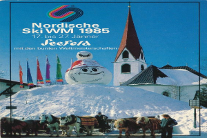 Ein Plakat der Nordischen Skiweltmeisterschaften 1985 in Seefeld, Schweiz, das eine schneebedeckte Landschaft mit Menschen, Pferden, Stangen, Flaggen, Gebäuden, Bäumen und Himmel im Hintergrund sowie Text über das Ereignis zeigt.