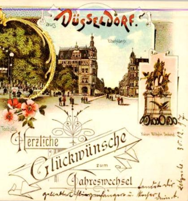 Alte Ansichtskarte mit einer Stadtansicht, die Gebäude, Bäume, Menschen, Blumen und eine Statue zeigt.