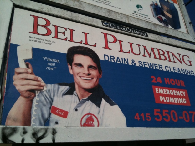 Ein Mann mit einem Telefon ist auf einem Plakat zu sehen.