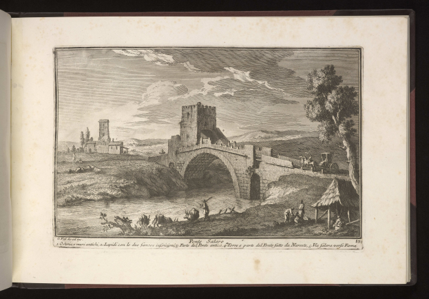 Ein aufgeschlagenes Buch mit einer illustrierten Burgszene im Hintergrund, das Bäume, Menschen, eine Brücke, Wasser, Hügel und einen bewölkten Himmel zeigt.