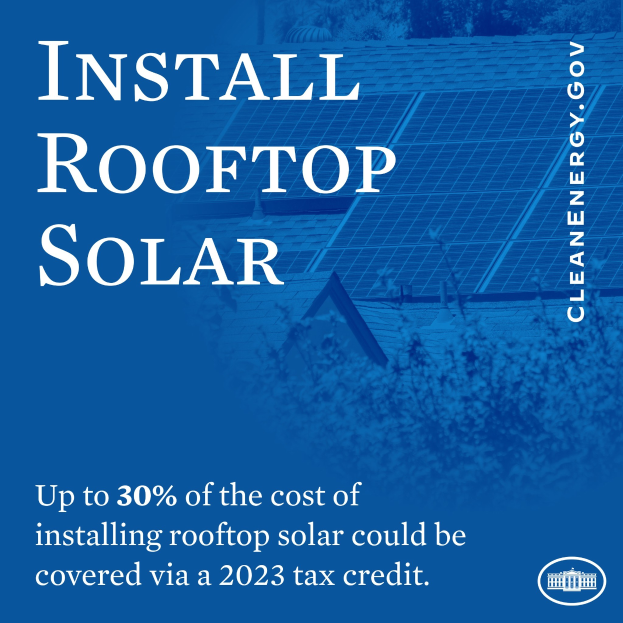 Plakat für einen 2023-Steuerkredit über bis zu 30 % der Kosten für die Installation von Dachsolaranlagen, mit B├Ąumen und einem Geb├Ąude mit Solarpanelen im Hintergrund.