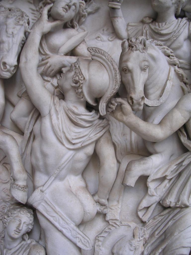 Skulpturen einer Personengruppe und Pferde.