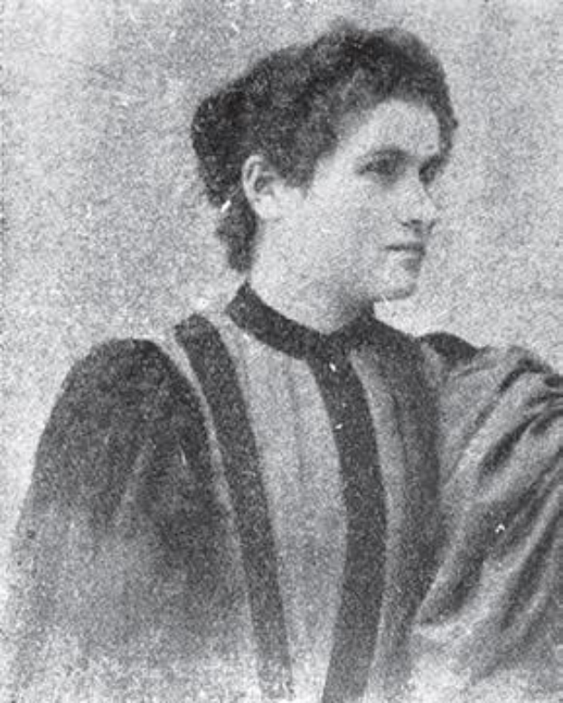 Ein Schwarz-Weiß-Foto einer Frau in gestreifter Bluse, mit zurückgebundenem Haar und ernstem Gesichtsausdruck, die in die Ferne schaut.