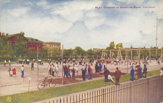 Alte Postkarte eines Spielplatzes im Douglas Park, Chicago zeigt Menschen, ein Fahrrad, Bäume, einen Zaun, Gebäude und einen bewölkten Himmel.