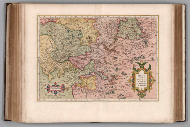 Ein aufgeschlagenes Buch, das eine detaillierte Karte von Deutschland zeigt, begleitet von beschreibendem Text.