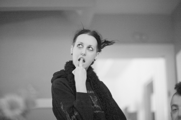 Zwei Personen stehen in einem Gebäude.