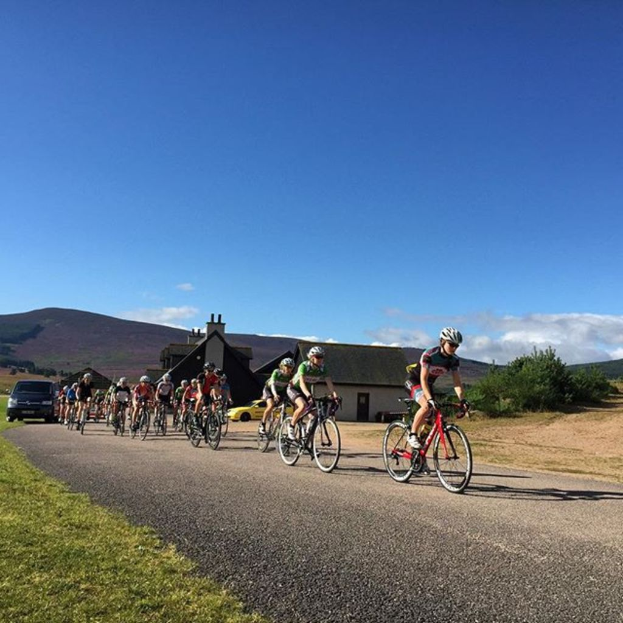 Eine Gruppe von Menschen, die mit dem Fahrrad fahren, vor einem Himmel als Hintergrund.