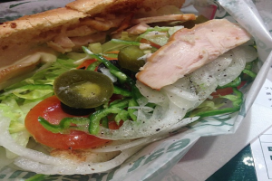 Ein abgedecktes Lebensmittel mit sichtbaren Tissue-Papieren auf der rechten Seite.