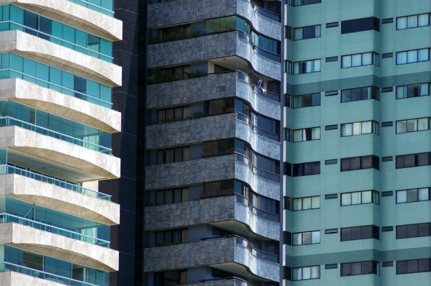 Es sind mehrere Gebäude mit verschiedenen Höhen und Designs in einer städtischen Umgebung zu sehen.