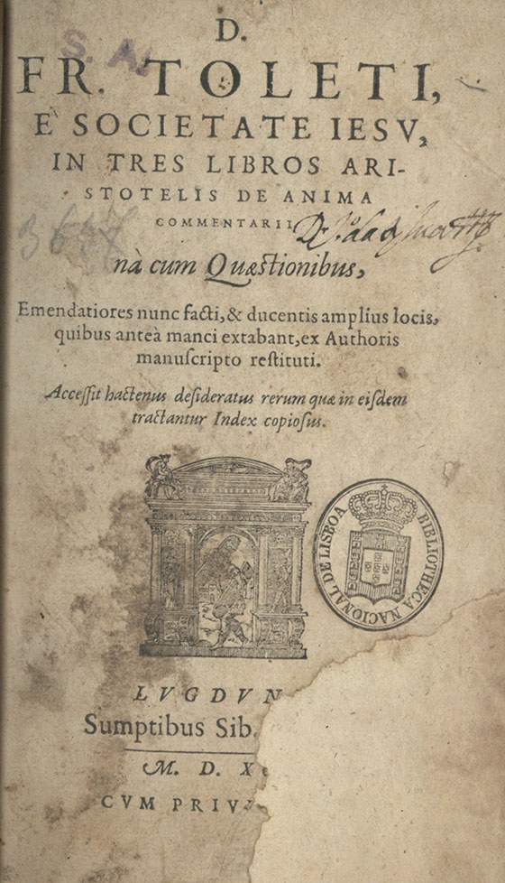 Altes Buch mit einem Stempel, das Text und eine Illustration enthält und einen nostalgischen Anschein hat.