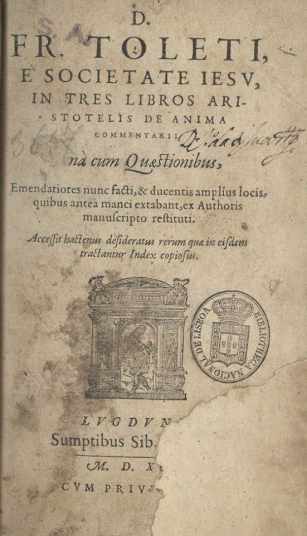 Altes Buch mit einem Stempel, das Text und eine Illustration enthält und einen nostalgischen Anschein hat.