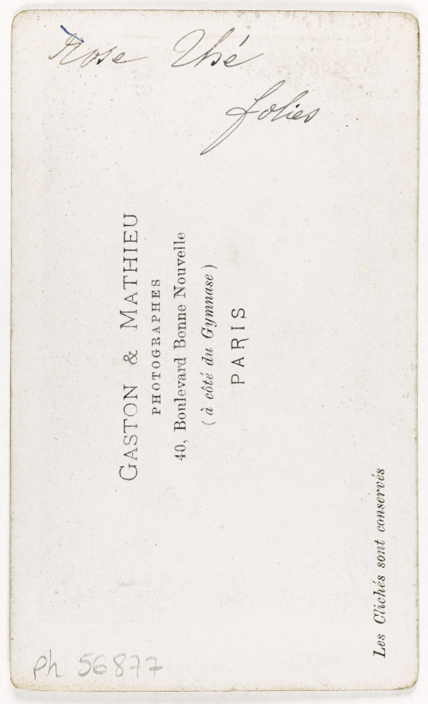 Weiße Visitenkarte mit handgeschriebenem Vermerk, wahrscheinlich der Name des Empfängers, auf einem neutralen Hintergrund.