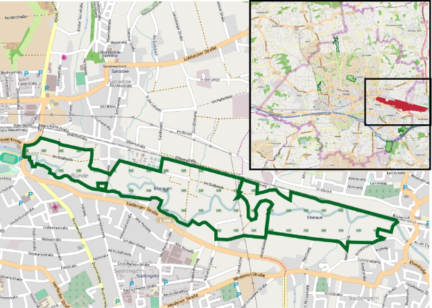 Karte einer in zwei Abschnitte unterteilten Stadt, mit einer grünen Linie, die die Route einer Fahrradtour, Start-/Endpunkte, Dauer und Sehenswürdigkeiten anzeigt.
