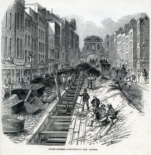 Schwarze und weiße Zeichnung einer Straße namens "Fleet Street" mit Menschen, die darauf gehen, Gebäuden auf beiden Seiten und Laternen an der Straße, mit dem Text "Fleet Street - Verteidigungssewer" unten.