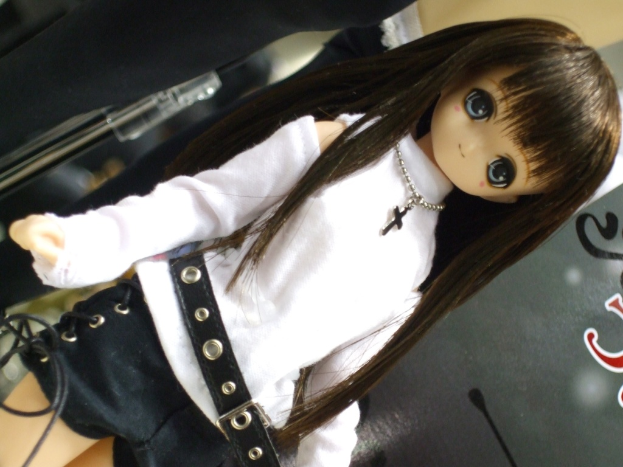 Eine Puppe ist in der Mitte des Bildes positioniert.