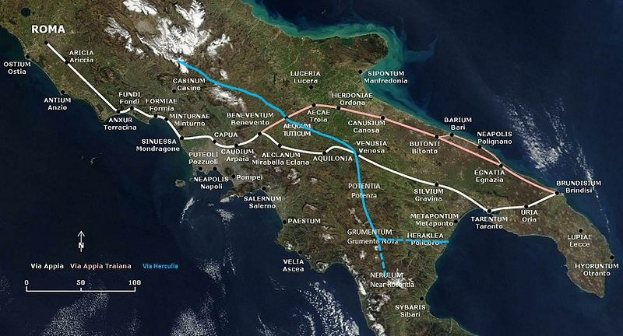Blaue Linie auf einer Karte von Italien, die eine kreisförmige Zugroute von Rom zurück nach Rom nachzeichnet, mit beschrifteten Haltestellen entlang des Weges.