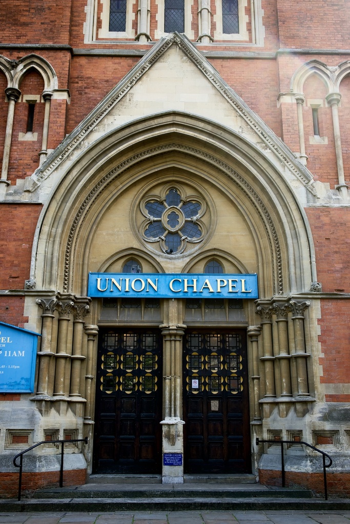 Eine große Kirche in London mit zahlreichen Fenstern an den Wänden und zwei Türen am Eingang.