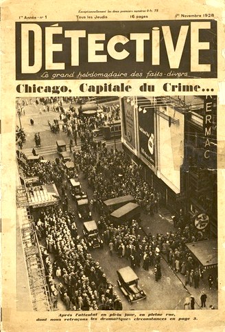 Schwarzes und weißes Foto einer alten Zeitung mit der Schlagzeile "Detektiv, Chicago, Hauptstadt der Verbrechen" mit einem Bild von einer Menschenmenge, Fahrzeugen und Gebäuden.