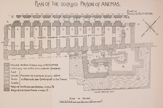 Ausführlicher architektonischer Plan des Anemas-Gefängnisses, der Räume, Korridore, Fenster, Türen und strukturelle Anmerkungen auf Papier zeigt.