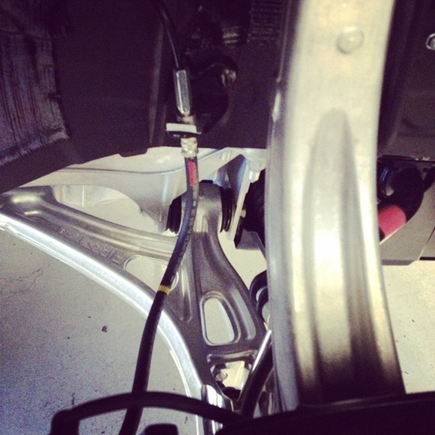 Eine metallische Elektromaschine an einer Wand montiert.