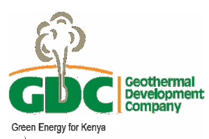 Logo der Geothermal Development Company (GDC) mit einem grünen Kreis mit weißer Umrandung und einem Stern, umgeben von einem grünen Ring mit dem Namen des Unternehmens und dem Text "Grüne Energie für Kenia" darunter in fetter schwarzer Schrift.