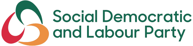 Der Text "Sozialdemokratische Partei Deutschlands" in fetter schwarzer Schrift, zentriert auf einem weißen Hintergrund mit einem schmalen schwarzen Rand.