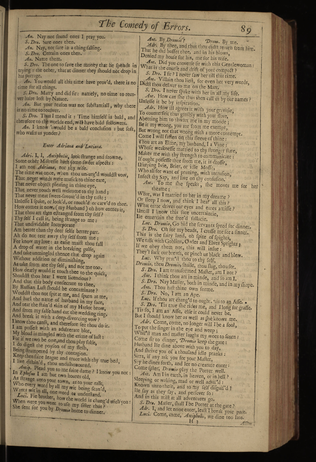 Ein aufgeschlagenes Buch mit schwarzem Hintergrund und einer Textseite mit der Überschrift "Die Komödie der Irrtümer" in fetter, weißer Schrift, wobei jedes Wort in einer anderen Schriftart und Farbe dargestellt ist.