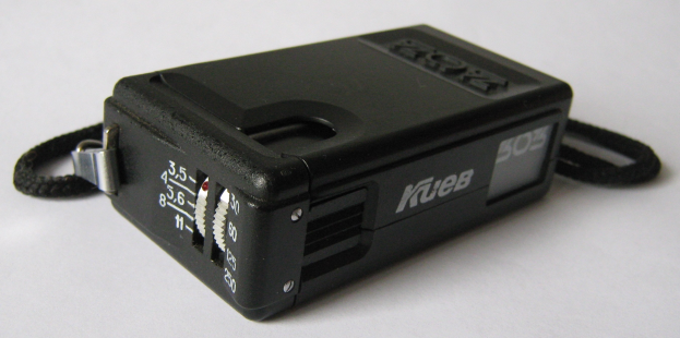 Nahaufnahme einer schwarzen Elektroschockpistole mit Schlüsselanhänger auf einer weißen Oberfläche.