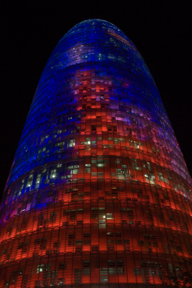 Ein Gebäude ist zentral im Bild.