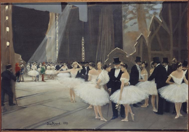 Ein Bild namens "Tanz an der Oper" von Jean Beraud, das eine Gruppe von Tänzern in weißen Tutus und Hüten auf einer Bühne zeigt, beleuchtet von Lichtern und gerahmt.