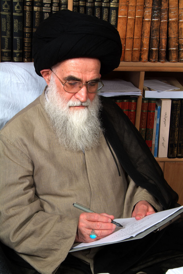 Ayatollah Ali Khamenei, der Oberste Führer von Iran, sitzt auf einem Stuhl und schreibt auf ein Blatt Papier mit einem Stift, mit einem Bücherregal voller Bücher dahinter.