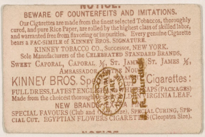 Papier mit schwarzem Text auf weißem Hintergrund und einem kreisförmigen Stempel, der "Vorsicht vor Fälschungen und Imitationen - Kinney Bros. Zigaretten" in schwarzem Umriss mit weißer Mitte zeigt.