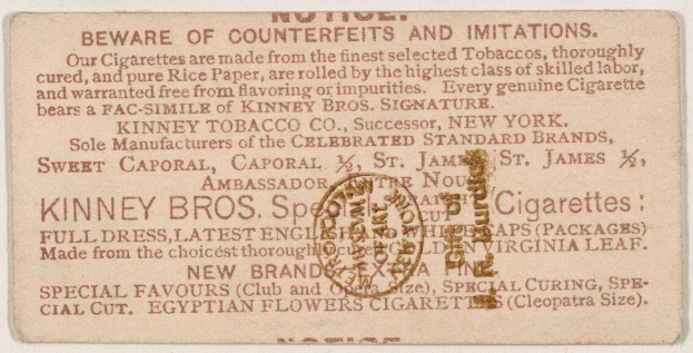 Papier mit schwarzem Text auf weißem Hintergrund und einem kreisförmigen Stempel, der "Vorsicht vor Fälschungen und Imitationen - Kinney Bros. Zigaretten" in schwarzem Umriss mit weißer Mitte zeigt.