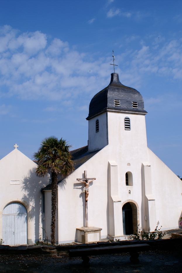 Eine Kirche dominiert die Mitte des Bildes.