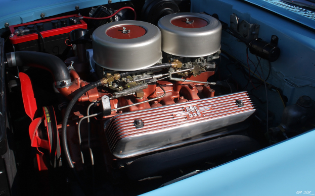 Eine Maschine mit verschiedenen Drähten, Rohren und anderen Gegenständen daran.