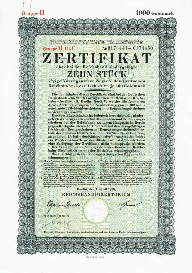 Alte deutsche Aktie mit grünem Hintergrund und goldenem Rand, die den Text "Zertifikat" und verschiedene gedruckte Zahlen enthält.